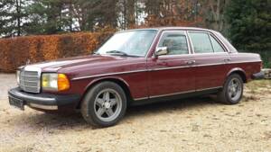 Image 6/8 of Mercedes-Benz 230 E (1983)