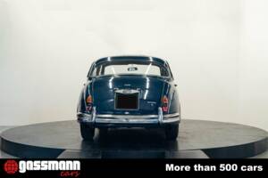 Image 7/15 of Daimler V8-250 (1969)