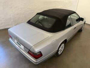 Imagen 12/27 de Mercedes-Benz E 200 (1995)