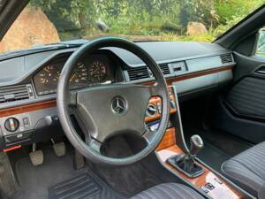 Bild 18/35 von Mercedes-Benz 230 CE (1992)