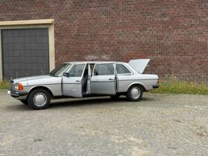 Bild 10/34 von Mercedes-Benz 250 lang (1983)