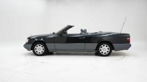 Image 8/15 of Mercedes-Benz E 220 (1994)