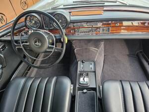 Image 25/60 of Mercedes-Benz 280 SE (1969)