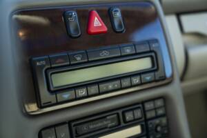 Image 38/50 of Mercedes-Benz CLK 200 (1997)