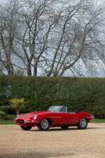 Image 19/50 de Jaguar E-Type (1967)
