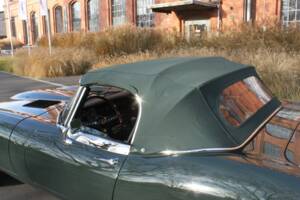 Image 14/21 de Jaguar E-Type (1969)