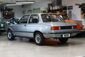 Immagine 13/22 di BMW 318i (1981)