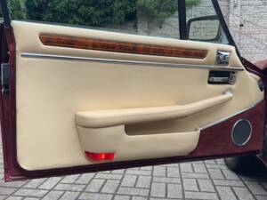 Image 21/23 of Jaguar XJ-S V12 (1990)
