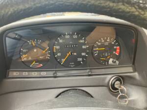 Image 13/33 of Mercedes-Benz 230 TE (1984)