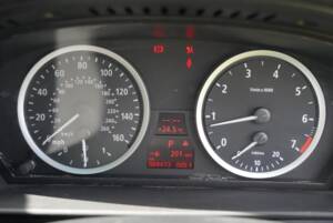 Bild 36/48 von BMW 550i (2006)