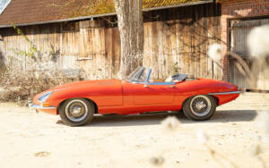 Image 2/54 of Jaguar Type E 4.2 (1965)