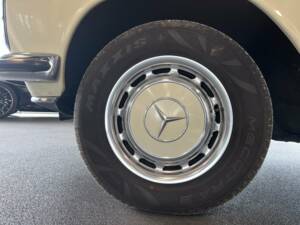 Image 13/21 of Mercedes-Benz 200 (1972)