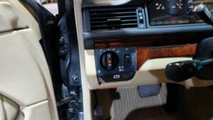 Image 7/32 de Mercedes-Benz 400 E (1991)