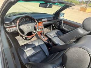 Image 4/30 of Mercedes-Benz E 200 "Final Edition" (1997)