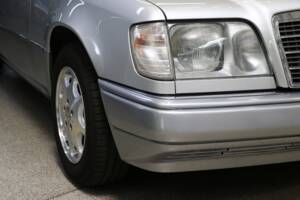 Immagine 9/43 di Mercedes-Benz E 200 (1994)