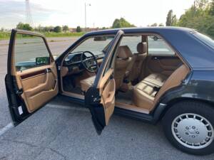 Bild 18/25 von Mercedes-Benz 300 E-24 (1991)
