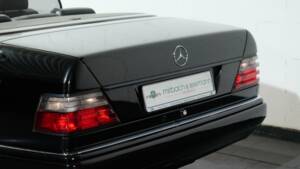 Image 23/30 de Mercedes-Benz E 220 (1995)