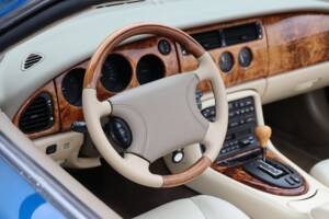 Image 11/50 de Jaguar XK8 4.0 (1997)