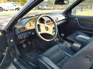 Image 16/36 of Mercedes-Benz 230 CE (1989)