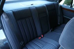 Image 38/50 of Mercedes-Benz 200 E (1992)