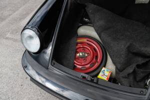 Image 33/108 de Porsche 911 Carrera 3.2 (1989)