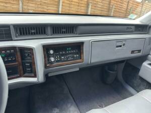Immagine 8/8 di Cadillac DeVille (1991)