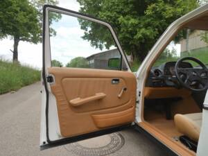 Immagine 16/50 di Mercedes-Benz 230 E (1900)