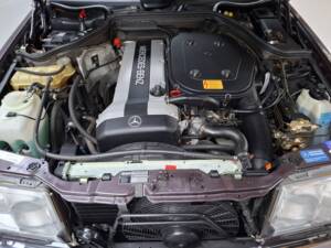Image 22/42 of Mercedes-Benz 300 CE-24 (1993)