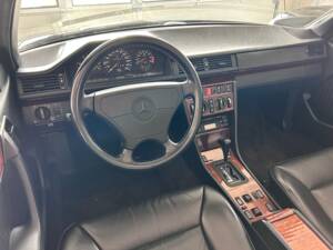 Image 9/28 of Mercedes-Benz 300 CE-24 (1993)