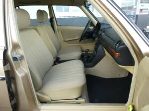 Image 13/19 of Mercedes-Benz 200 (1983)