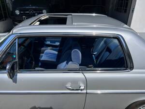 Image 46/61 of Mercedes-Benz 280 CE (1974)