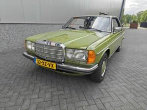 Immagine 8/50 di Mercedes-Benz 230 CE (1982)
