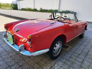 Image 2/12 of Alfa Romeo Giulietta Spider (1961)