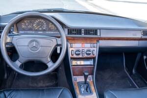 Bild 30/49 von Mercedes-Benz 300 CE-24 (1993)