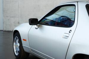 Image 22/50 of Porsche 928 GT (1989)