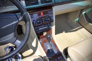 Bild 66/79 von Mercedes-Benz E 220 (1996)