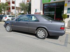 Immagine 30/35 di Mercedes-Benz E 200 (1995)