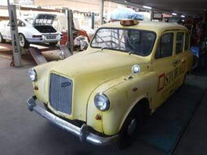 Image 13/40 of Austin FX 4 London Taxi (1970)