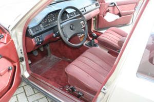 Immagine 3/11 di Mercedes-Benz 200 D (1985)