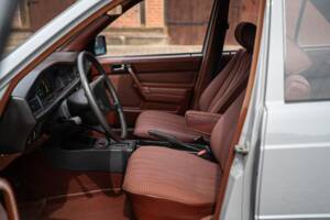 Bild 22/62 von Mercedes-Benz 190 E (1983)