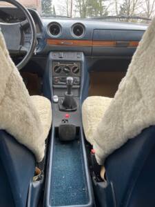 Image 17/23 of Mercedes-Benz 230 E (1984)