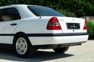 Immagine 22/50 di Mercedes-Benz C 200 Kompressor (1996)