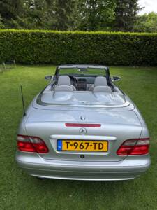 Image 13/23 of Mercedes-Benz CLK 200 Kompressor (2002)