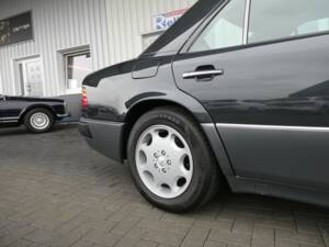 Image 20/21 of Mercedes-Benz 500 E (1992)
