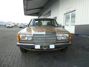 Image 2/19 of Mercedes-Benz 200 (1983)