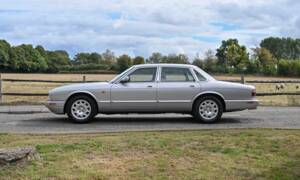 Immagine 2/50 di Jaguar XJ 8 Executive (2002)