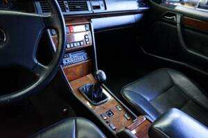 Afbeelding 23/35 van Mercedes-Benz 300 CE-24 (1992)