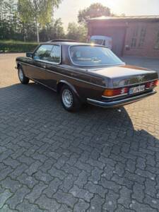 Image 7/31 of Mercedes-Benz 230 CE (1984)