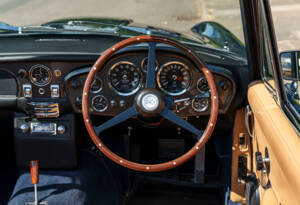 Image 18/28 of Aston Martin DB 6 Mk II Volante (1970)
