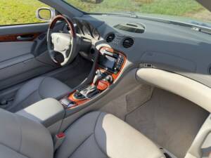 Immagine 8/20 di Mercedes-Benz SL 500 (2002)